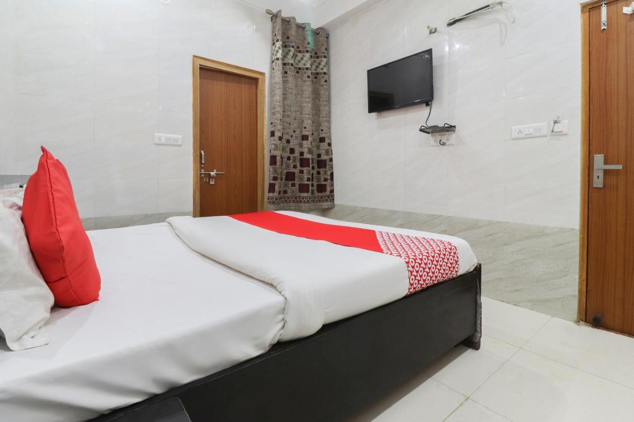 Oyo 69378 Trilok Dham Hotel Vrindavan Exterior photo